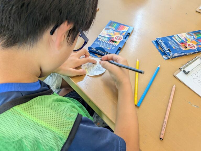 アートに目がキラキラ――学童保育の子らと県美術館体験